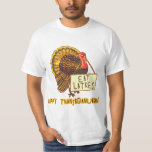 T-shirt Thanksganukkah heureux MANGENT des LATKES<br><div class="desc">Puisque Hanoukka tombe le thanksgiving en 2013, nous avons créé cette conception drôle comportant une dinde tenant un signe qui indique MANGENT DES LATKES. Dans les tonnes de styles, de tailles et de couleurs des T-shirts et des sweatshirts, pour les hommes, les femmes et les enfants. En outre disponible sur...</div>