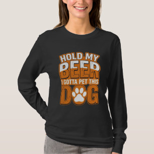 T-shirt Tiens ma bière, je dois caresser ce chien Amoureux