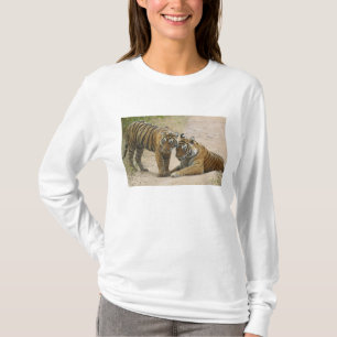 T-shirt Tigre du Bengale royal et jeune - Se touchant en a