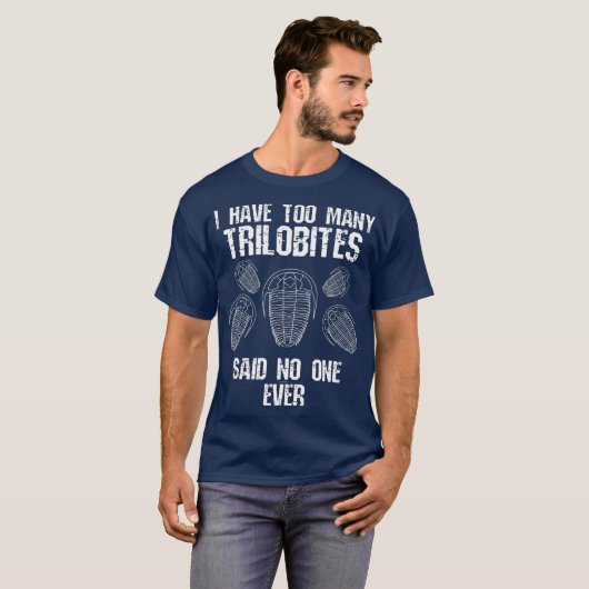 T-shirt Too Many Trilobites Fossil Collector Hunting (Devant entier)
