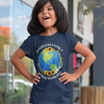 T-shirt Tour du monde sur mesure Earth Sunflower Voyage po<br><div class="desc">Customisez ces superbes t-shirts pour enfants de tournée mondiale pour un groupe de tournage ou un voyage de route en famille. La planète est enveloppée d'une belle couronne fleurie de tournesols et de vignes. De mignons tee - shirts de voyage sur mesure pour explorer la Terre.</div>