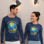 T-shirt Tour du monde sur mesure Fleurs de la Terre Voyage<br><div class="desc">Customisez ces superbes t-shirts à manches longues pour un groupe de tournage ou un voyage en famille. La planète est enveloppée d'une belle couronne fleurie de tournesols et de vignes. De mignons tee - shirts à manches longues pour explorer la Terre.</div>