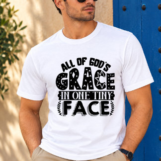T-shirt Tout la Grâce de Dieu sur un Petit Visage de Bébé