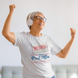T-shirt Transporteur de courrier de retraite du travailleu<br><div class="desc">Cadeaux de retraite mignons et amusants pour un facteur ou un employé de bureau de poste qui a livré son dernier courrier et prêt à naviguer dans le coucher du soleil. Le texte sur le dessin est rouge et bleu et il dit "Retraité du bureau de poste. Chaque heure est...</div>