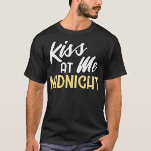 T-shirt Trendy Kiss Me At Midnight New Years Eve Citation1