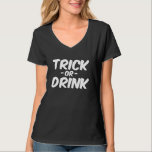 T-shirt Trick ou boire Halloween drôle<br><div class="desc">Ce drôle de design d'Halloween dit "Trick or Drink". Pour plus d'options de personnalisation comme les styles et les couleurs de police,  cliquez sur le bouton "Customiser".</div>