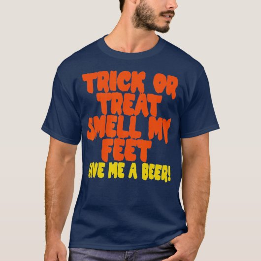 T-shirt Trick ou Treat Smell My Feet Me donner une bière (Devant)