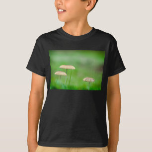 T-shirt Trois beaux champignons sauvages dans un champ d'a