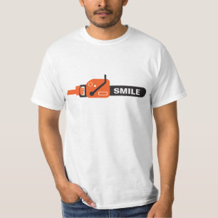T-shirt tronçonneuse dans une main