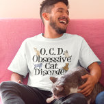 T-shirt Trouble de chat obsessionnel<br><div class="desc">J'adore mes chats. J'ai l'OCD,  Obsessive Cat Disorder. Un tee-shirt marrant qui ferait un grand cadeau de chaton pour quelqu'un qui aime les chatons mignons. Les différentes races de chats rampent sur les lettres de ce mignon t-shirt de chat.</div>