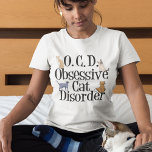 T-shirt Trouble de chat obsessionnel<br><div class="desc">J'adore mes chats. J'ai l'OCD,  Obsessive Cat Disorder. Un tee-shirt marrant qui ferait un grand cadeau de chaton pour quelqu'un qui aime les chatons mignons. Les différentes races de chats rampent sur les lettres de ce mignon t-shirt de chat.</div>