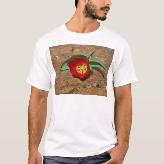 T-shirt Tulipe rouge du printemps (Devant)