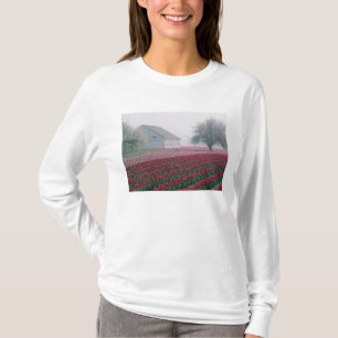 T-shirt Tulipes rouges et roses saluent la journée dans un