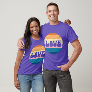 T-shirt Typographie D'Amour Rétro Sur Les Rayures De Couch