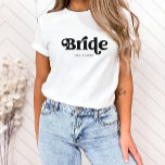 T-shirt Typographie simple de Boho Retro | Mariée<br><div class="desc">Ce t-shirt simple et tendance porte le mot "Mariée" dans la typographie noire rétro,  ainsi qu'un espace pour son nom.</div>