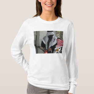 T-shirt Un agresseur ennemi de rôle-playing arme un