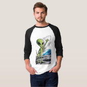 T-shirt Un alien sympathique agitant (Devant entier)