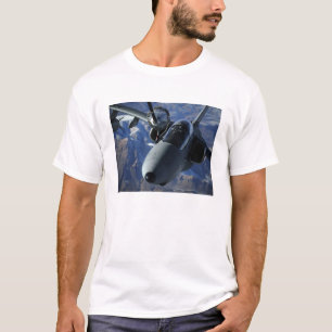 T-shirt Un AMX italien est réapprovisionné en combustibl