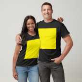 T-shirt un arrière - plan jaune avec une bordure noire (Unisexe)
