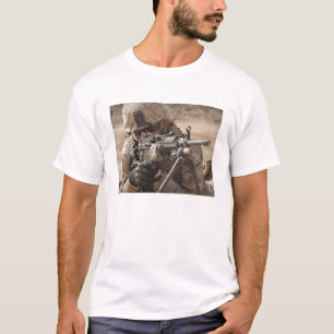 T-shirt Un artilleur d'arme automatique de peloton fournit