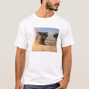 T-shirt Un assaultman met le feu à une grenade à fusée