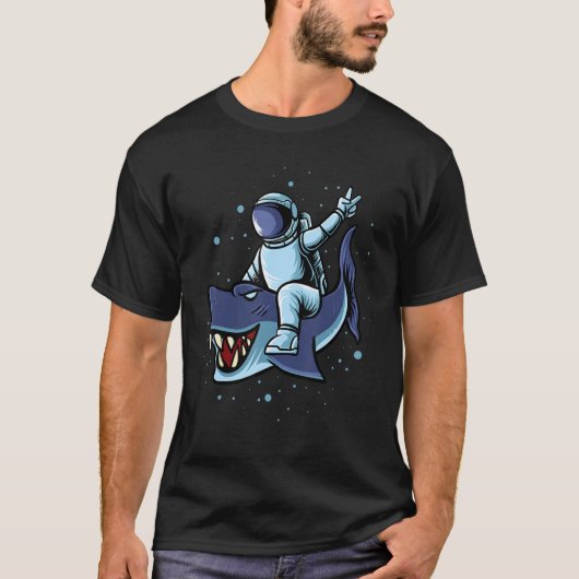 T-shirt Un astronaute chevauchant un requin dans l'espace  (Devant)