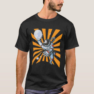T-shirt Un astronaute joue à la planète de basket-ball