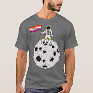 T-shirt Un astronaute lesbien sur le drapeau lesbien de la