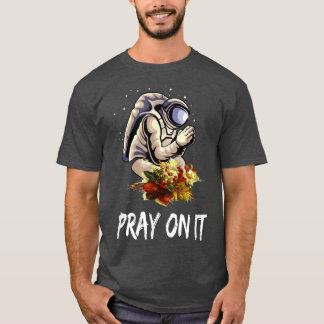 T-shirt Un astronaute prie - Un homme de l'espace prie le