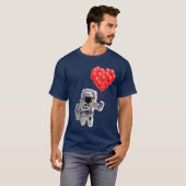 T-shirt Un astronaute tenant des ballons cardiaques T-shir (Devant entier)