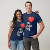 T-shirt Un astronaute tenant des ballons cardiaques T-shir (Unisexe)