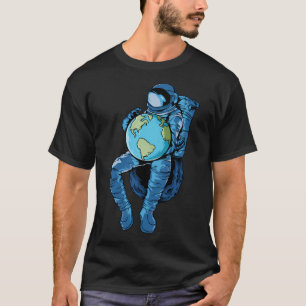 T-shirt Un astronaute tient la planète Terre