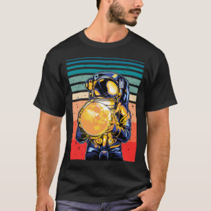T-shirt Un astronaute tient Moon Retro Cosmic