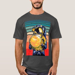 T-shirt Un astronaute tient un T-Shir Cosmique Retro Lune