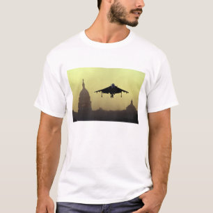 T-shirt Un avion à réaction Harrier atterrissant sur le Ma