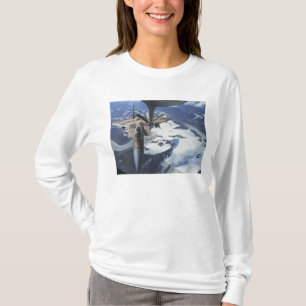 T-shirt Un avion de F-15C Eagle se repose derrière un