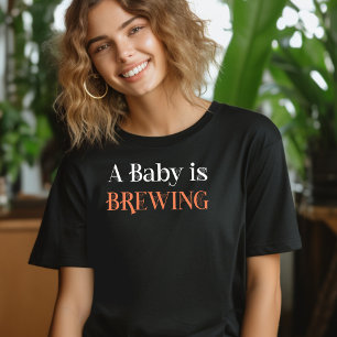 T-shirt Un bébé est en train de brasser dans une lettre de