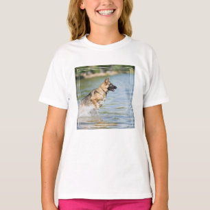 T-shirt Un berger allemand se jette dans l'eau