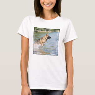T-shirt Un berger allemand se jette dans l'eau