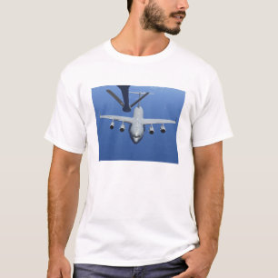 T-shirt Un C-17 Globemaster III approche le boom