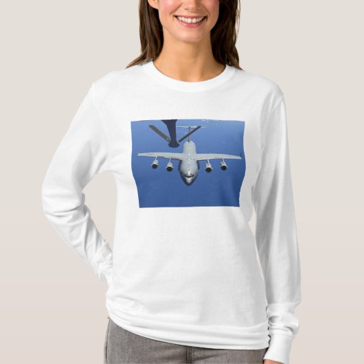T-shirt Un C-17 Globemaster III approche le boom (Devant)