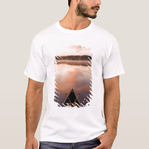 T-shirt Un canoë repose sur la rive du lac Pawtuckaway