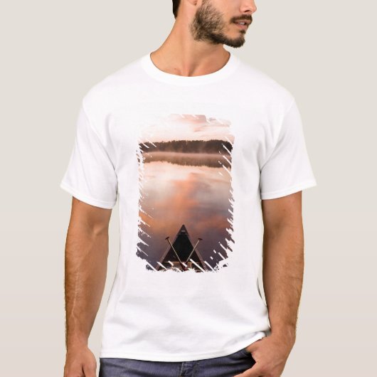 T-shirt Un canoë repose sur la rive du lac Pawtuckaway (Devant)