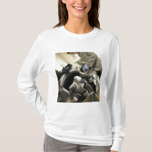 T-shirt Un casque entièrement assemblé d'équipage des