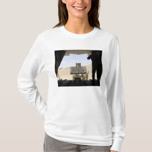 T-shirt Un chariot élévateur transporte du fret sur un Her