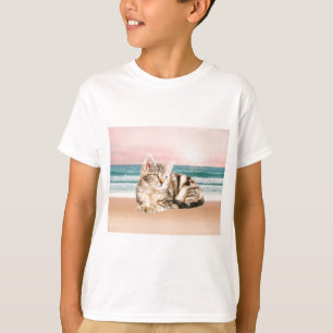 T-shirt Un chat rayé plus mignon assis sur la plage au cou