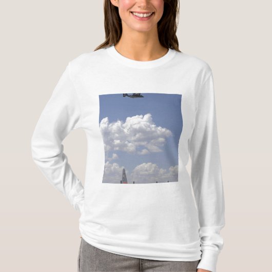 T-shirt Un CV-22 Osprey survole un Hercules C-130 (Devant)