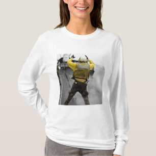 T-shirt Un directeur d'avions signale un frelon de F/A-18C