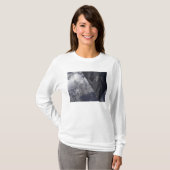 T-shirt Un F-117A Nighthawk survole la montagne (Devant entier)
