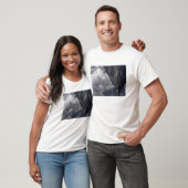 T-shirt Un F-117A Nighthawk survole la montagne (Unisexe)